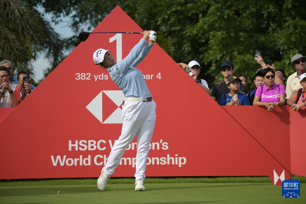 关于高尔夫选手刷新世界纪录，震撼全场的信息